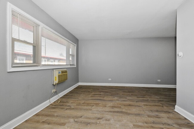 Interior Photo - 7806-7812 S Troy