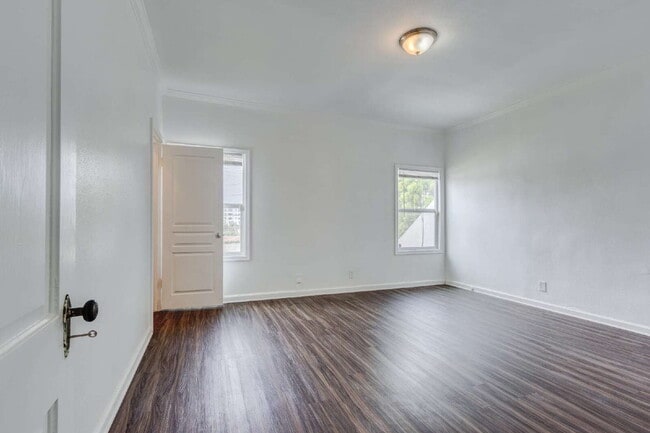 Building Photo - Stylishly Renovated Retro Duplex in the He...
