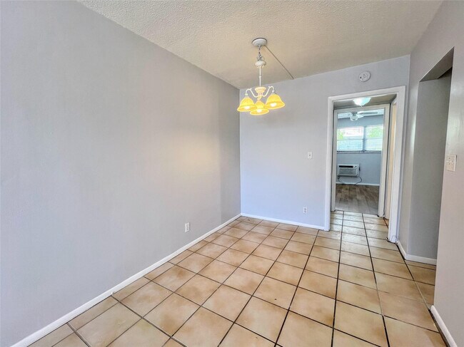 Building Photo - 625 Antioch Ave