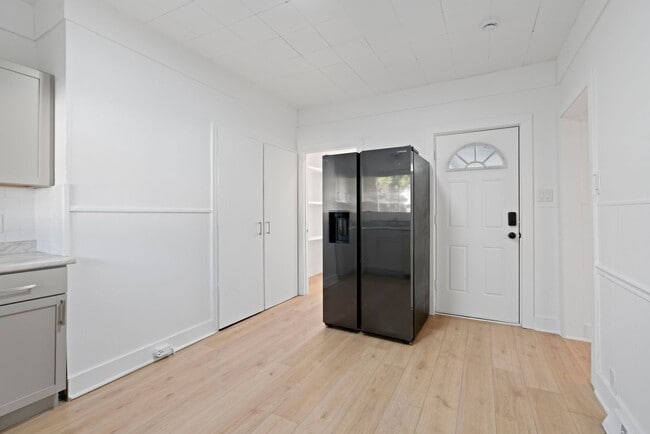 Building Photo - MOVE IN SPECIAL! SCORE HALF OFF 1ST MONTH'...