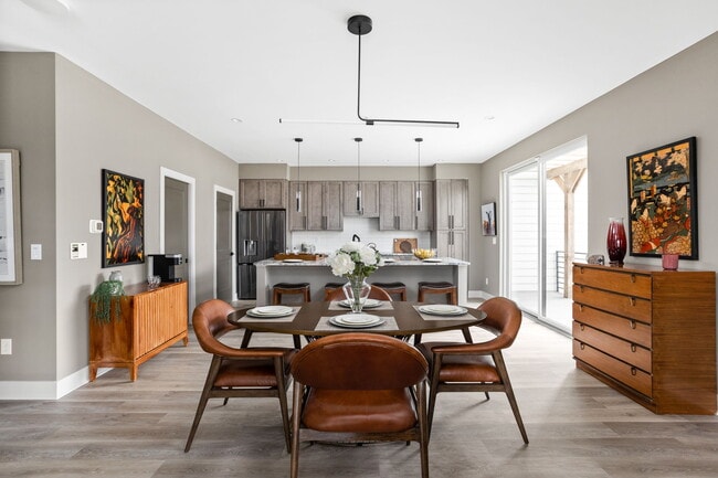 Building Photo - 322 N Summit St