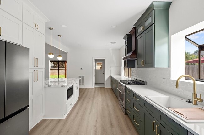 Building Photo - 3223 Country Club Blvd