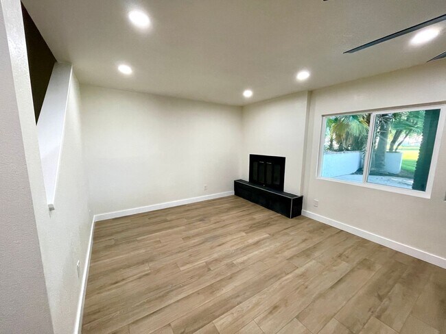 Building Photo - Gorgeous 2-Story Home with Golf Course Views and Modern Amenities!