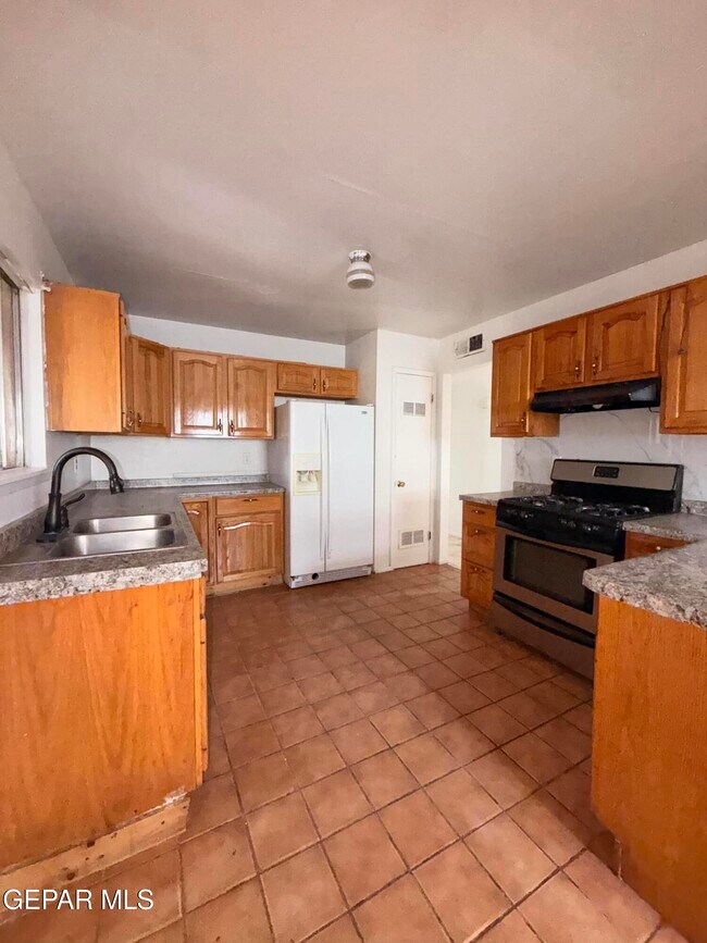 Building Photo - 5313 Tropicana Ave