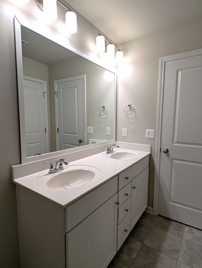 Building Photo - 4 Bedroom!  Easy Access, I-485, I-85, Airp...