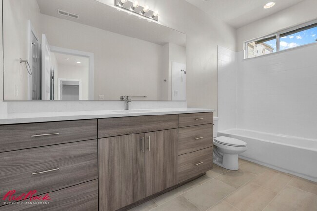 Building Photo - NEW 3 Bedroom Townhome in Washington!