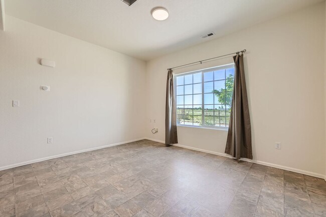 Building Photo - 3 bedroom townhome on north side, attached...