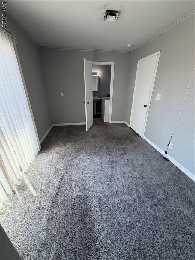 Building Photo - 2820 S Sandhill Rd