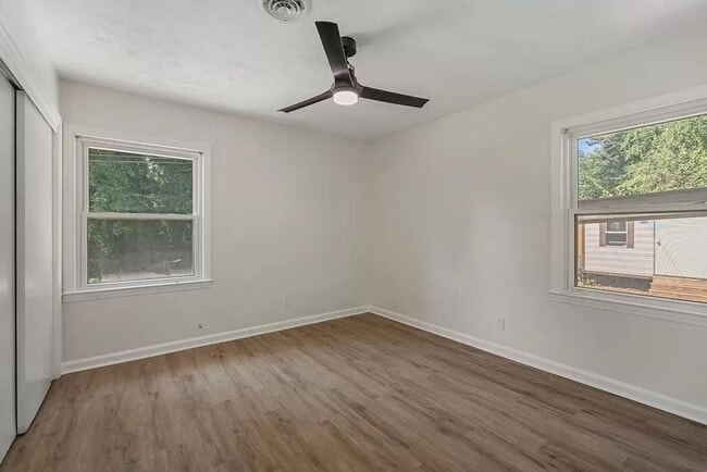 Building Photo - 5 Bedroom and 3 Bathroom home available to...