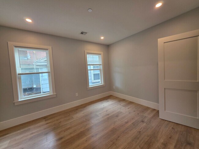 Building Photo - 12 Holton St