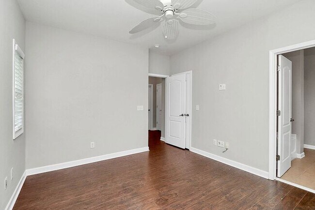 Building Photo - Beautiful End Unit 3BD/2.5BA Townhome in the Cedar Walk Community!