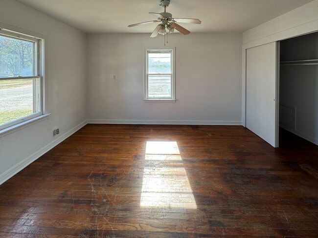 Building Photo - 1 Bedroom House for Lease