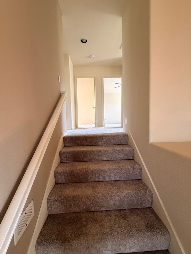 Building Photo - Beautiful 3 Bedroom, 2.5 Bathroom Newport ...
