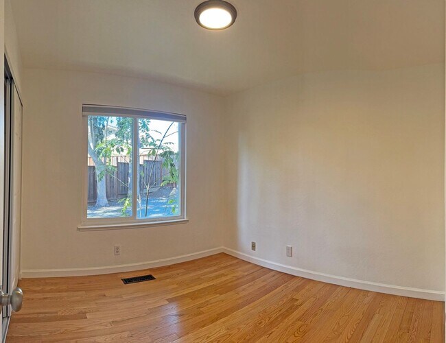 Building Photo - Gorgeous Large Milpitas Home located in a ...