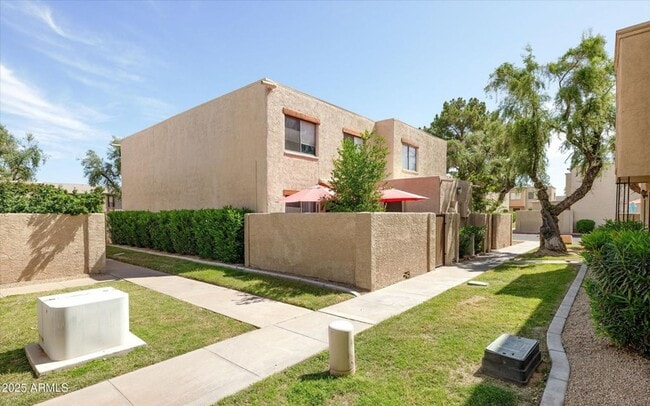 Building Photo - GORGEOUS Updated 2 bedroom Condo in Old To...