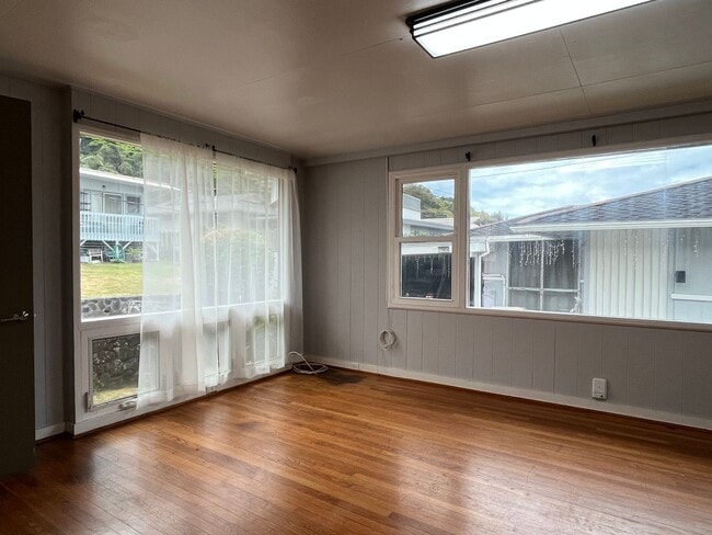Building Photo - 3/1 with 2 car carport in Pauoa Valley