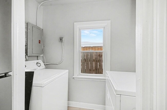 Building Photo - Bright, Clean 3 bed/1 bath- Move In Ready