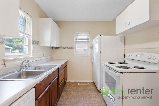 Building Photo - 2 WEEKS FREE!! Cute 3 bedroom house near s...