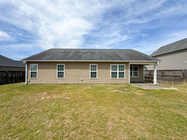 Building Photo - Charming 3 Bed 2 Bath Home in Hope Mills