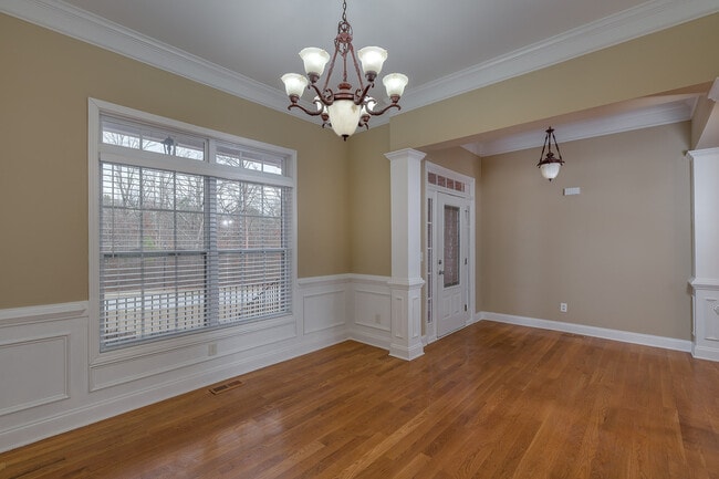Building Photo - Huge 2 Homes in 1 with 2 full kitchens