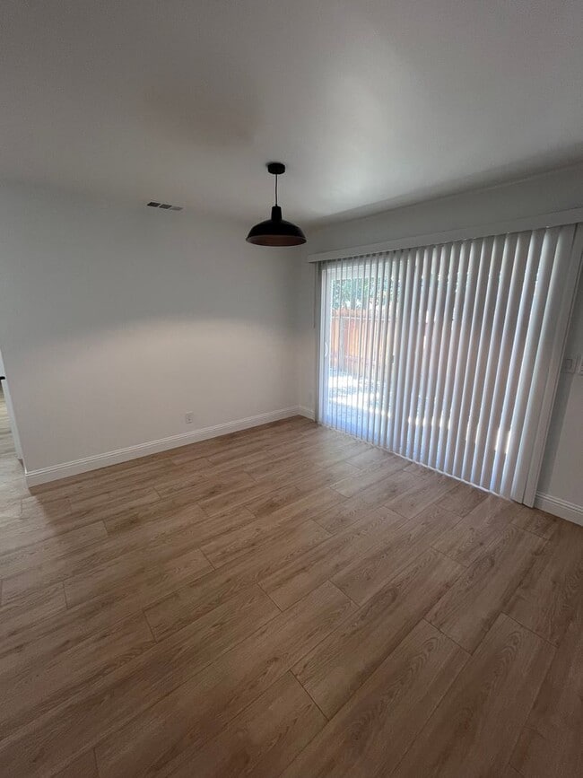 Building Photo - BEAUTIFULLY REMODELED 3 BEDROOM DUPLEX!!