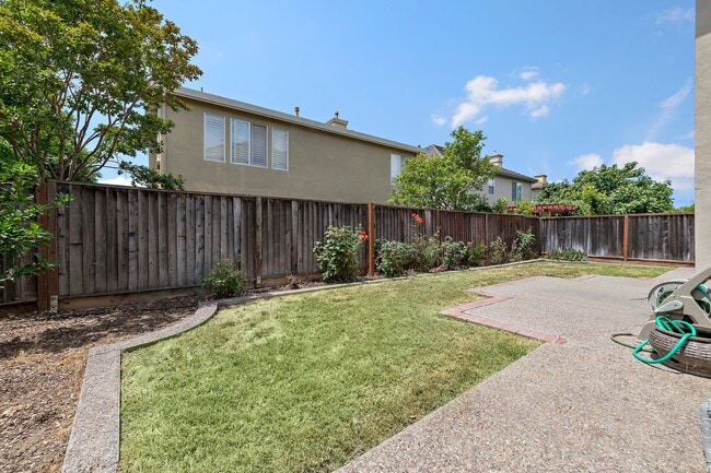 Building Photo - Spacious 3 Bedroom/2.5 Bath Home