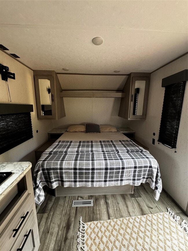 Building Photo - 404 Moss Springs Rd