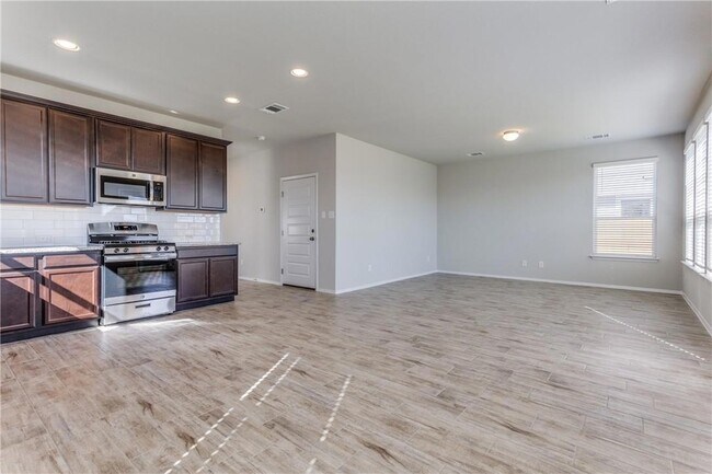 Building Photo - 131 Trailside Ln