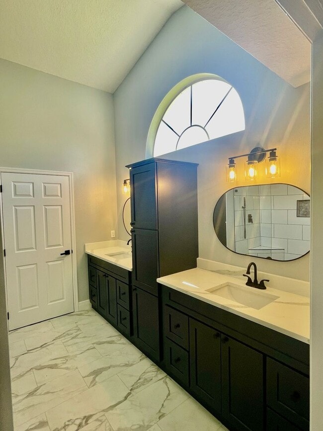 Building Photo - Ventura Luxury