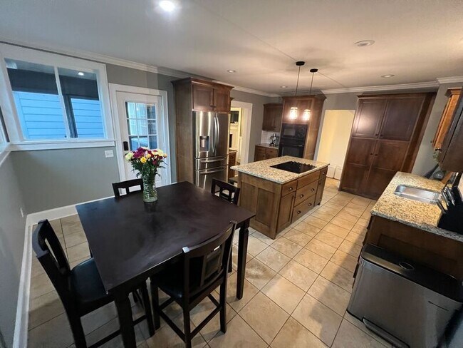 Building Photo - 616 W 63rd St