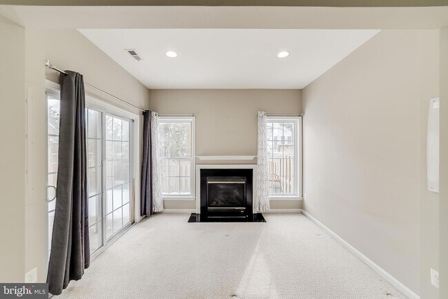 Building Photo - 22072 Avonworth Square