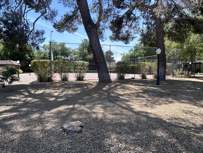 Building Photo - 6208 Meadow Brook Ln