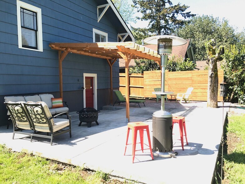 Building Photo - 6005 NE Failing St