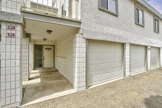 Building Photo - 2 bedroom, 2 bath condo near the airport