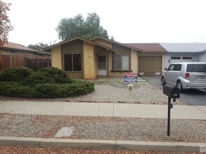 Building Photo - Beautiful 2 Bed 1 Bath Home With 1 Car Gar...
