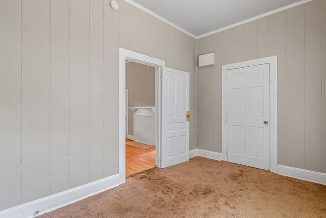 Building Photo - UNCG area with 3 bedrooms and 1 bath, Cent...