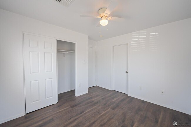 Building Photo - 943 S 37th Ave