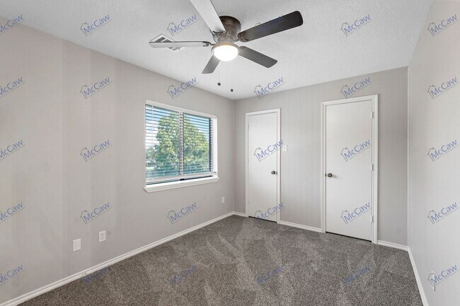 Building Photo - 606 Oak Ridge Dr