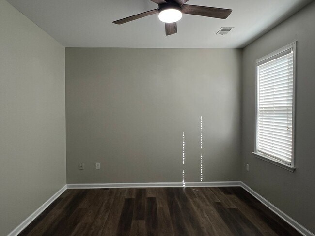 Building Photo - Beautiful Home w/Lots of Extras