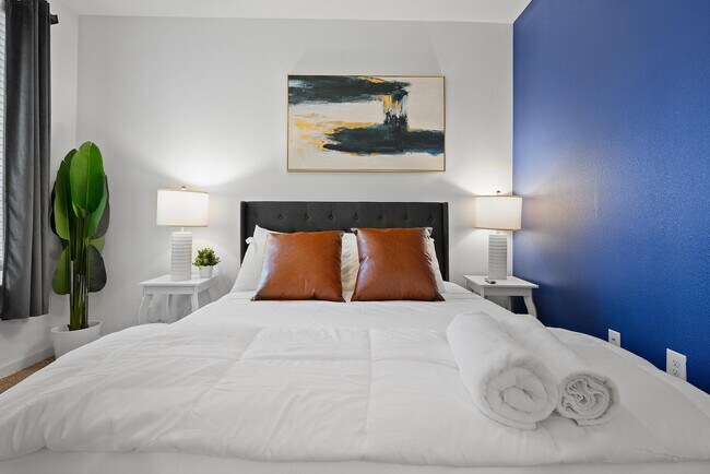 Building Photo - 2425 E Riverside Dr