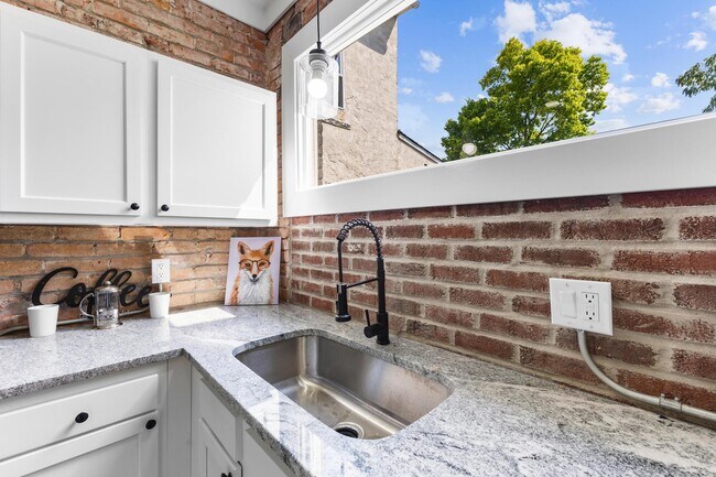 Building Photo - 1399 E Long St