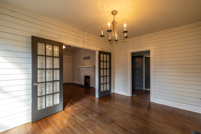 Building Photo - 708 E Woodland Ave