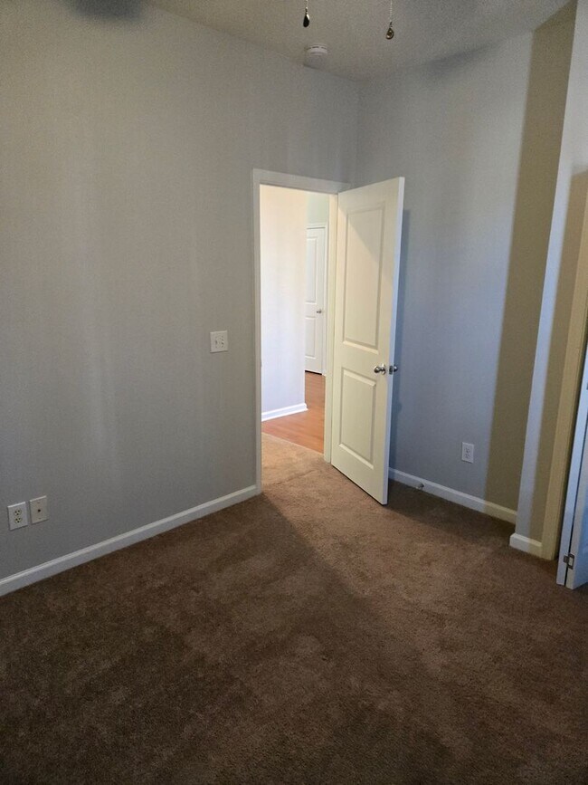 Building Photo - Beautiful 3 bedroom available