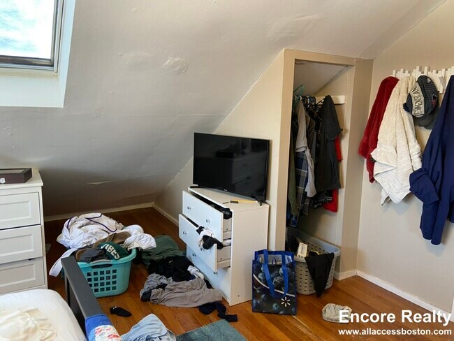 Building Photo - 8-8 Sunset St