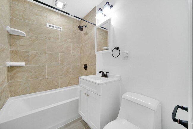 Building Photo - 3 Bedroom 1 Bathroom Apartment for Rent!