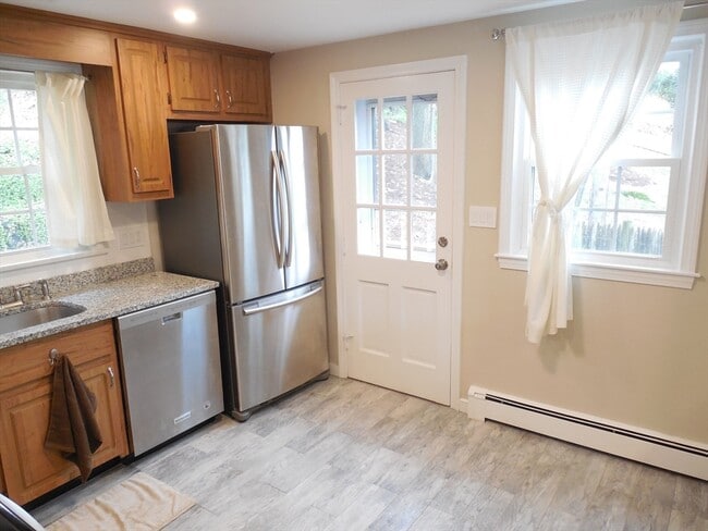 Building Photo - 166 Totten Pond Rd