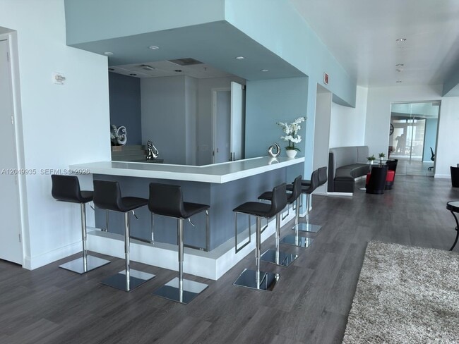 Building Photo - 300 S Biscayne Blvd