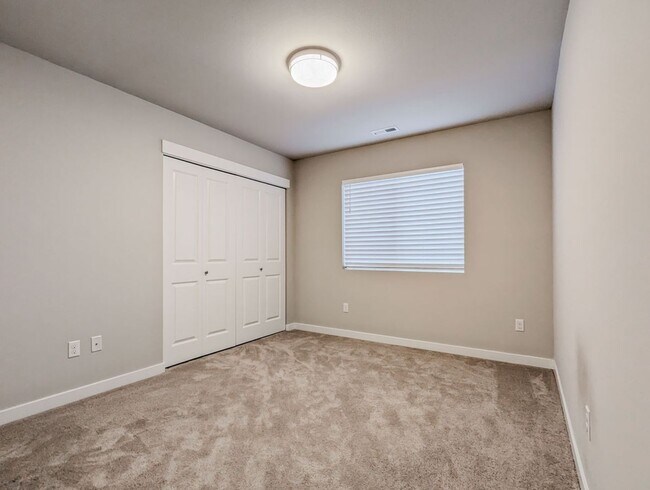 Building Photo - **Move-In Special** Stunning 5 bed, 2.5 ba...