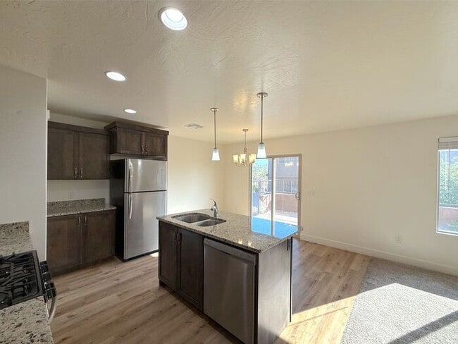 Building Photo - 4 Bed, 2.5 Bath Home with 2 Car Garage