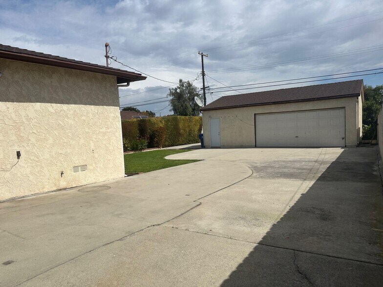 Building Photo - 21116 Denker Ave